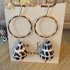 Gold Hammered Hoop Earrings with Hebrew Shell Accents